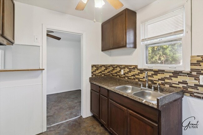 Building Photo - 3 bedroom ranch $1200