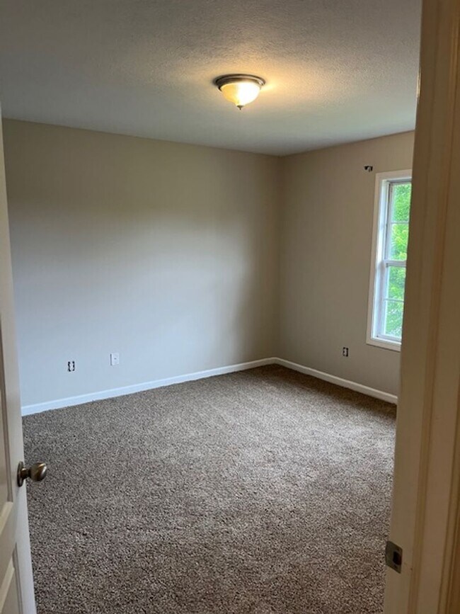 Building Photo - Spacious 2 Bed, 2.5 Bath Townhome in Peace...