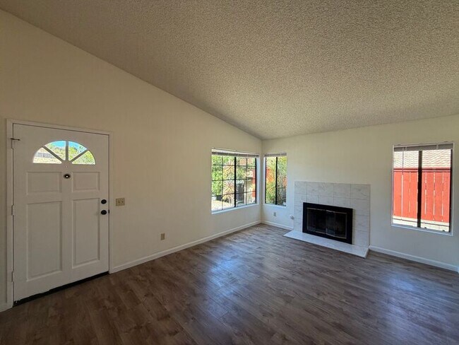 Building Photo - 720 Valley Crest Dr
