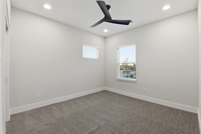 Building Photo - 2204 Lou Ellen Ln