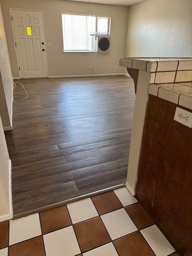 Building Photo - Apple Valley- Four Plex- 2 Bedrooms, 2 Bat...