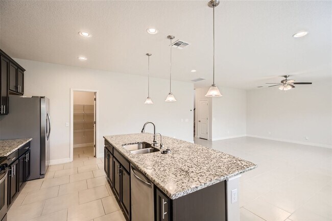 Building Photo - Home in Weston Oaks!