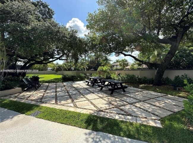 Building Photo - 605 Ives Dairy Rd