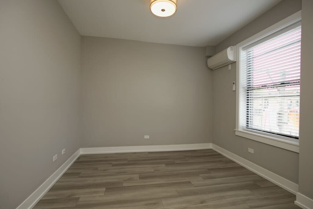 Building Photo - 3925 N Janssen Ave