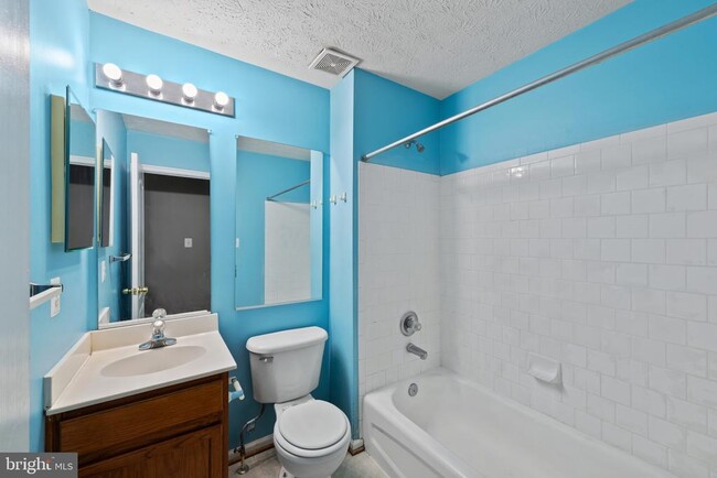 Building Photo - 8833 Hawthorne Ct