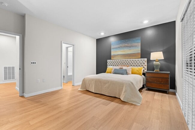 Building Photo - 211 Wendwood Dr