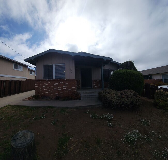 Building Photo - Classic MB Beach home- 2 Bed 1 Bath Home with a view of the water and the rock!