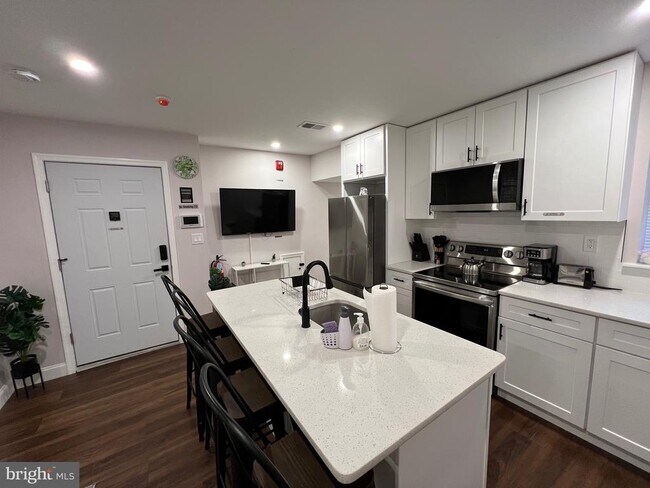 Building Photo - 1985 N 63rd St