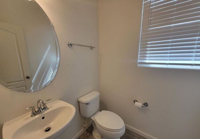 Building Photo - 3 Bedroom, 2.5 Bathroom Home Available Now