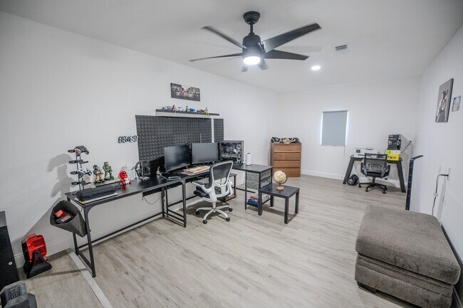 Building Photo - 4606 Meadowood Dr
