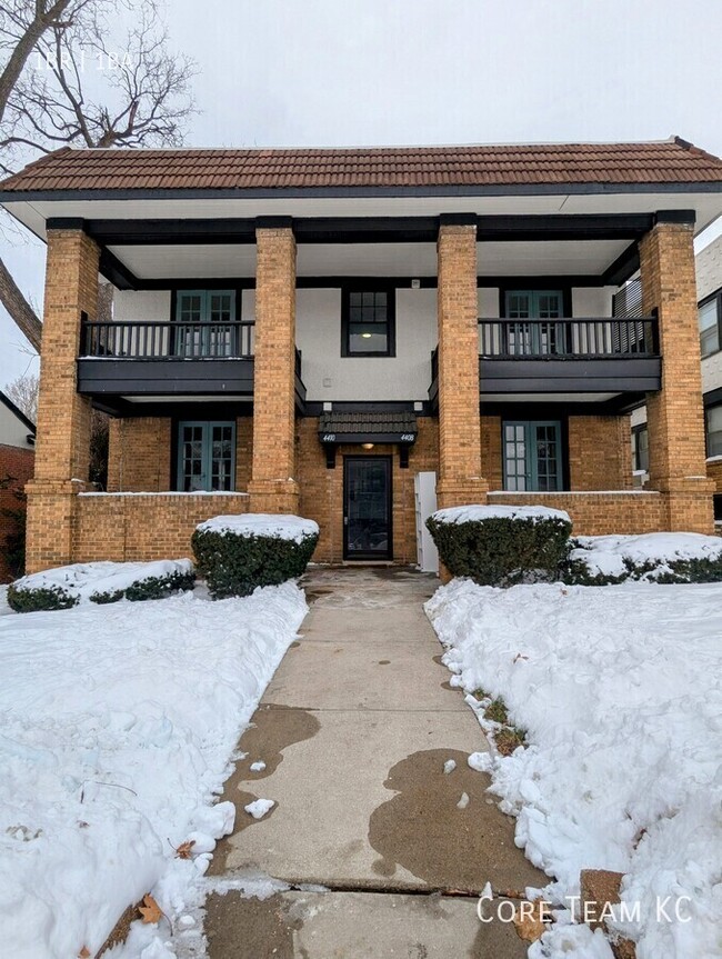 Building Photo - One bedroom in West Plaza