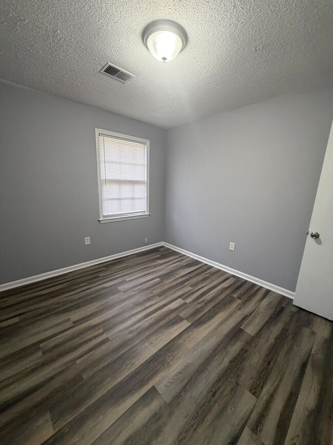 Building Photo - 3 Bedroom available