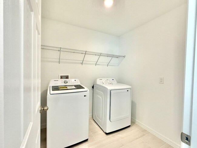 Building Photo - Step into style – Lease this 4Bed gem in D...