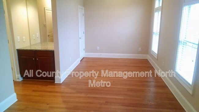 Building Photo - 6465 Chariot St