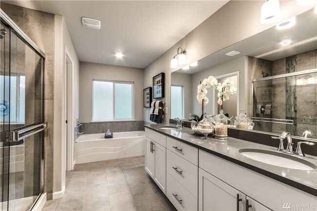 Building Photo - Beautiful Home Close to Everything 4BD