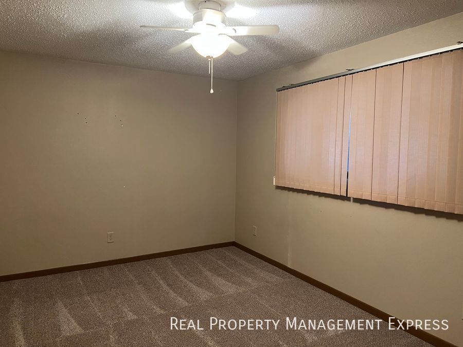 Building Photo - 3 Bedroom 2.5 Bathroom side-by-side duplex with lots of updates