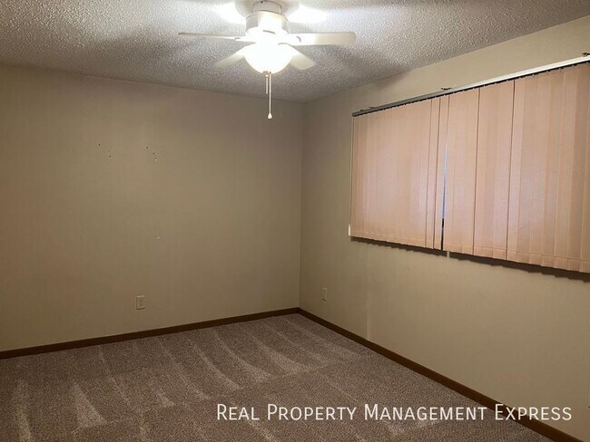 Building Photo - 3 Bedroom 2.5 Bathroom side-by-side duplex with lots of updates