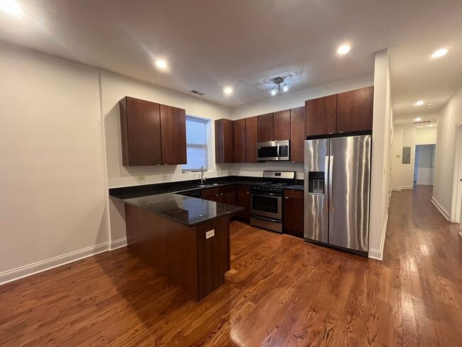 Building Photo - 5644 N California Ave