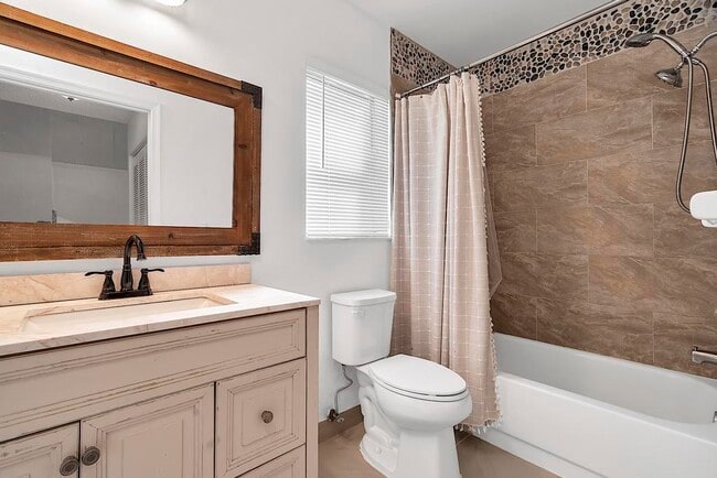 Building Photo - 416 Buttonwood Pl