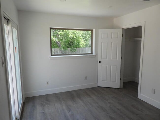 Building Photo - 1621 Rutland Dr