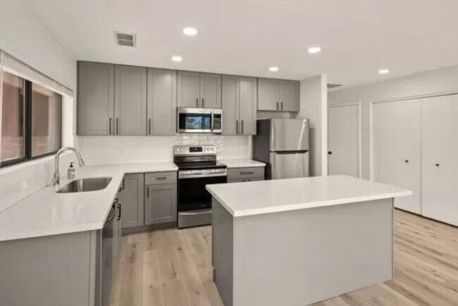 Building Photo - S-1073