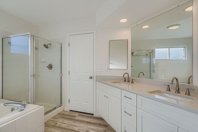 Building Photo - Beautifully Renovated Townhouse in Glendale Near Infinity Park