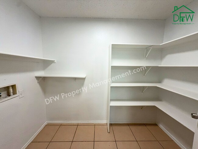 Building Photo - Spacious 4-Bedroom Home with Fireplace & Large Backyard in SW Fort Worth