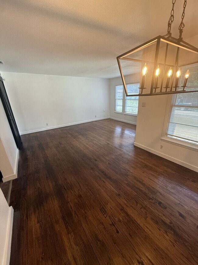 Building Photo - Beautiful Cottage newly remodel!! LOVE thi...