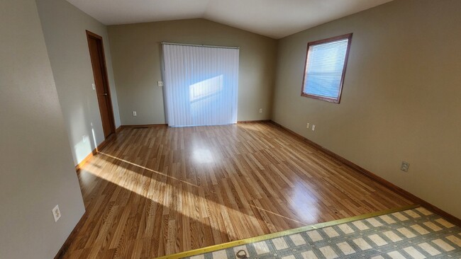 Building Photo - 2 Bed, 1 Bath Home with 2 Car Garage, Secl...