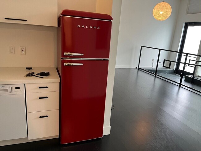 Building Photo - $1,000 OFF FIRST MONTH"S RENT!! SPACIOUS STUDIO IN OAKLAND!