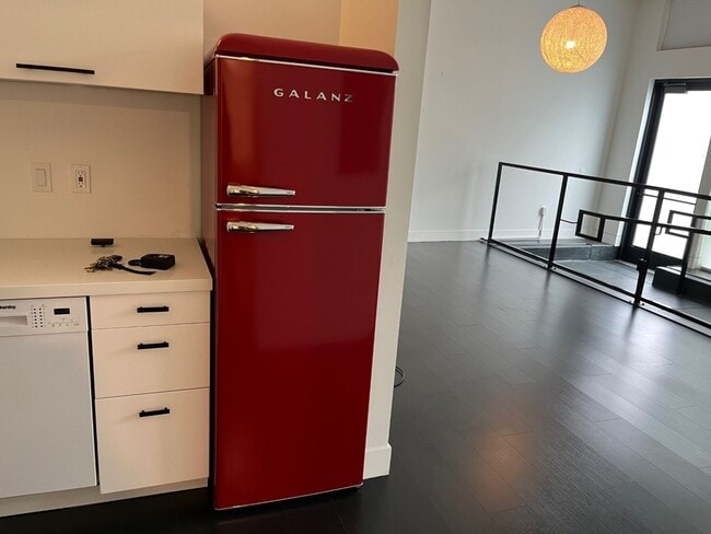 Building Photo - $500 OFF FIRST MONTH"S RENT!! SPACIOUS STUDIO IN OAKLAND!