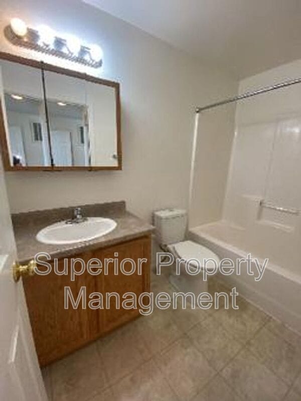 Building Photo - 623 W 2nd St