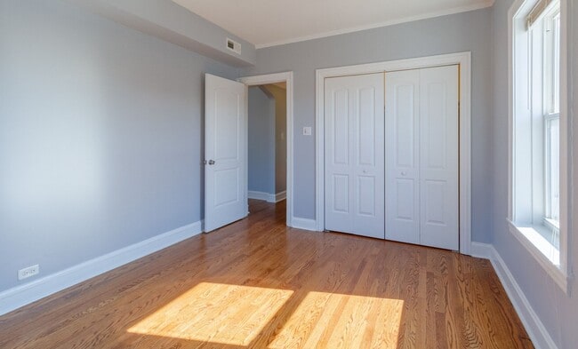 Building Photo - 5726 N Mozart St