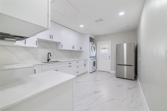 Building Photo - 6220 SW 9th Ct