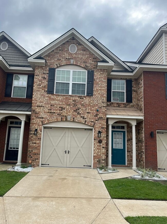 Building Photo - Available now! Spacious 3-bedroom, 2.5 bath townhome in Georgetown