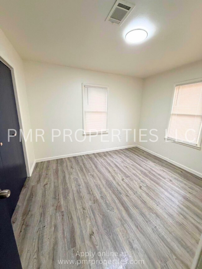 Building Photo - 2 Bedrooms / 1 Bathroom House