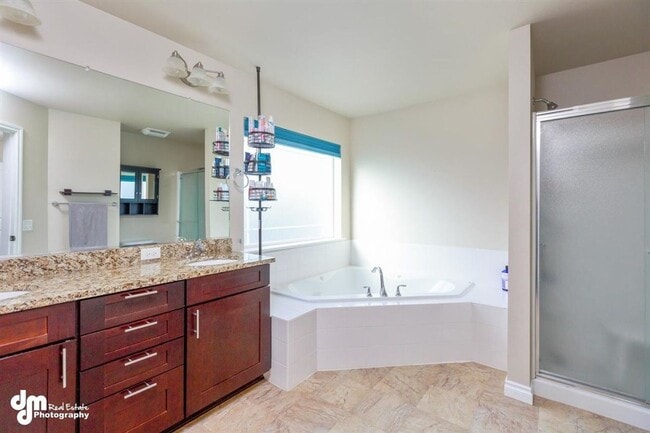 Building Photo - Gorgeous 4 Bedroom Home in West Park!