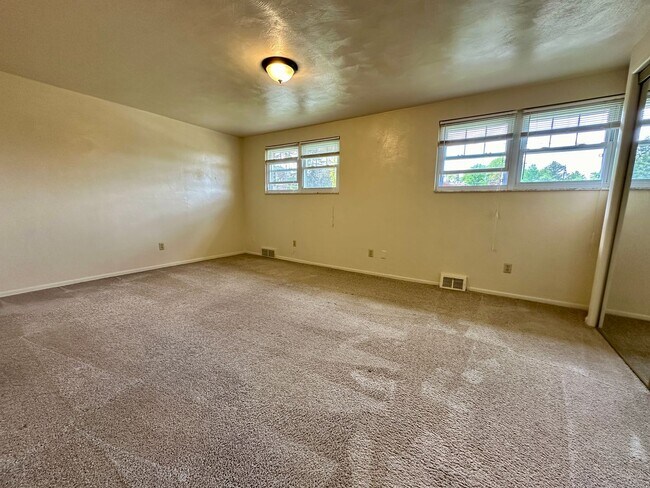 Building Photo - Spacious 2BR Townhome in Plum - Central AC...
