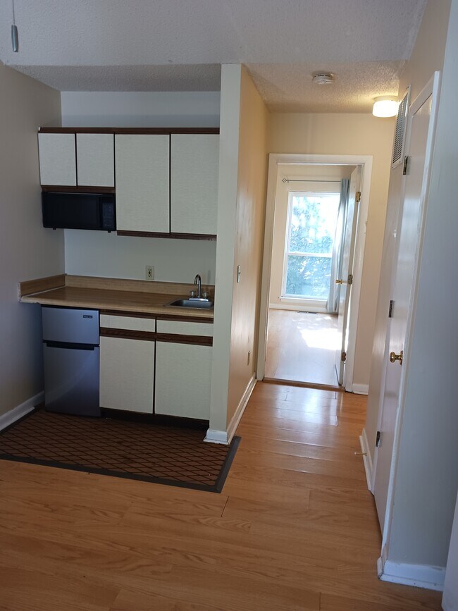 Building Photo - 1346 Bradley Dr