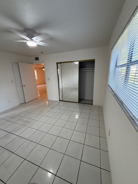 Building Photo - 1020 N 18th Ct
