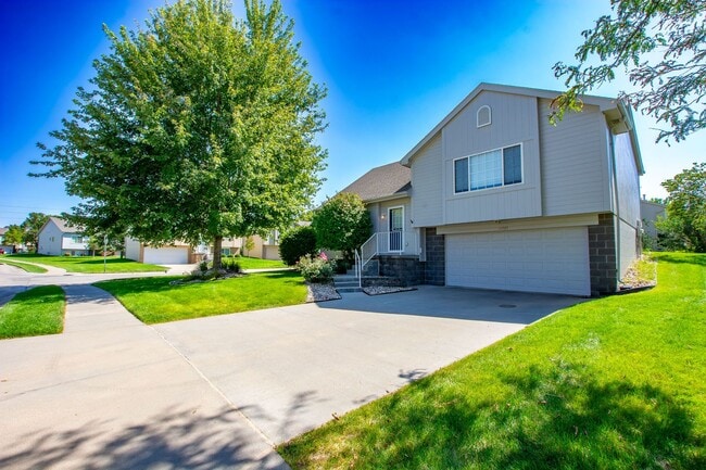 Building Photo - 3 Bedroom / 2 Bath Tri-Level Home Located ...