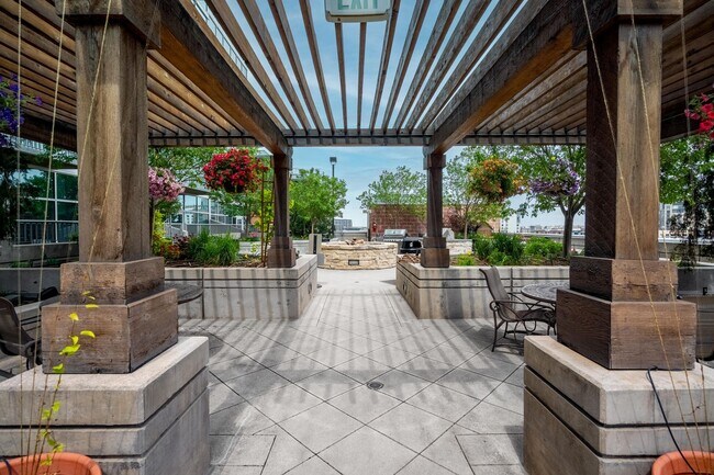 Building Photo - Glass House 1 Bed 1 Bath High Rise Condo w/ Mountain & City Views!!