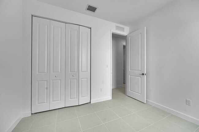 Building Photo - 3462 Cedar Grv Dr