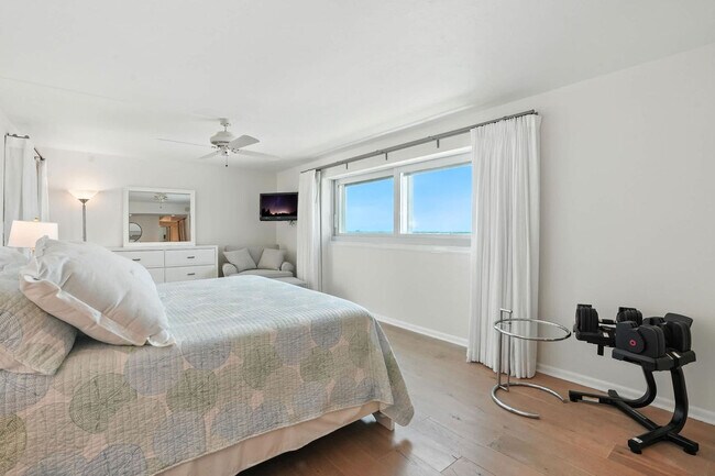 Building Photo - 3951 Gulf Shore Blvd N