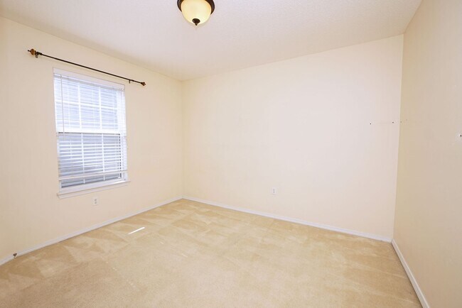 Building Photo - Great Location in Fort Walton Beach