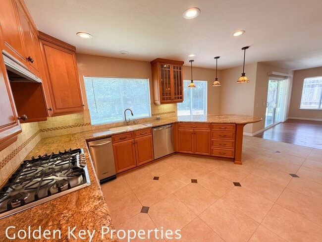Building Photo - Move-in ready 4 bedroom / 3 bathroom home in Oceanside!