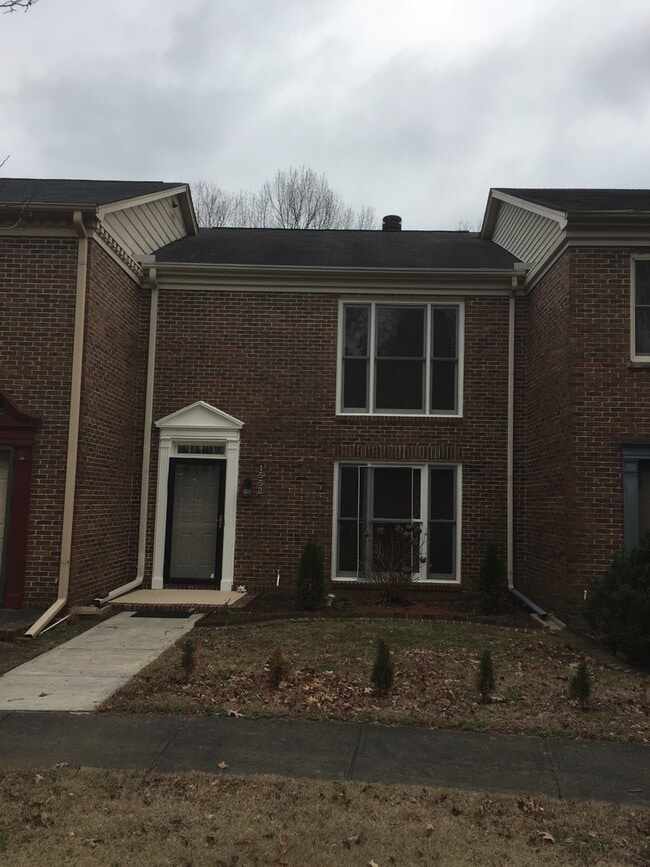 Building Photo - Gorgeous Updated 2BR 3BA Town house