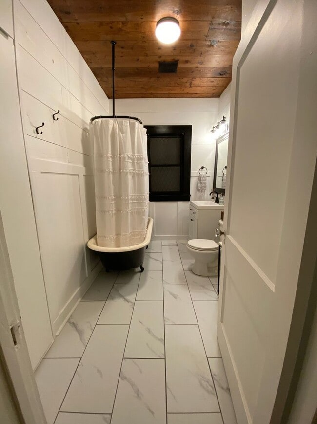 Building Photo - Awesome Farmhouse Home