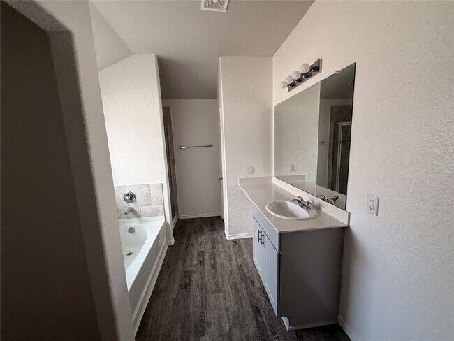 Building Photo - 2028 Cedar Tree Ct