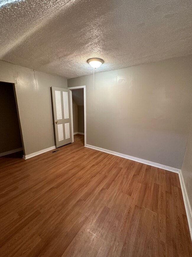 Building Photo - Spacious 5-Bedroom Home with 2 Full Baths, Freshly Rehabbed, Ready to rent